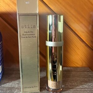 Stila Hide & Chic Fluid Foundation Ton 2